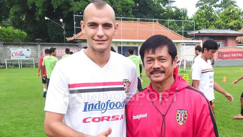 Kiko Insa dan pelatih Bali United, Indra Sjafri. Copyright: © ian/Indosport